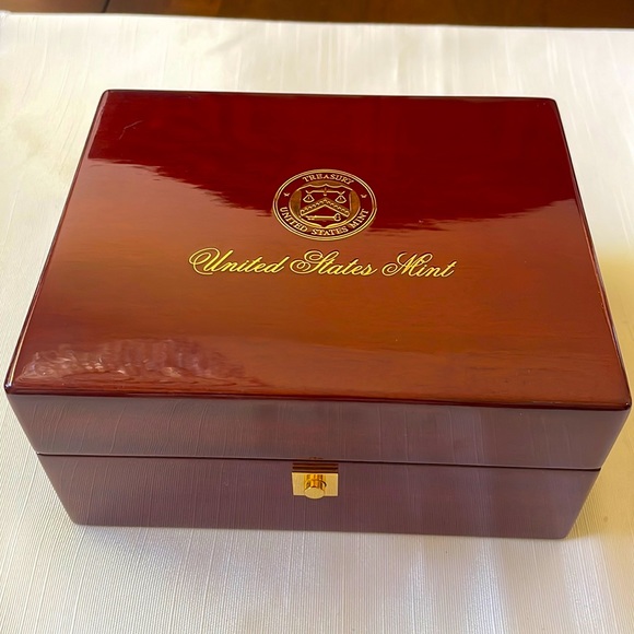 2009 Ultra High Relief double Eagle Gold Coin Display storage Case Box Mahogany - Picture 1 of 11